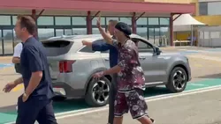 VÍDEO: Ronaldinho aterra em Itália para jogar no Ravenna, aos 46 anos