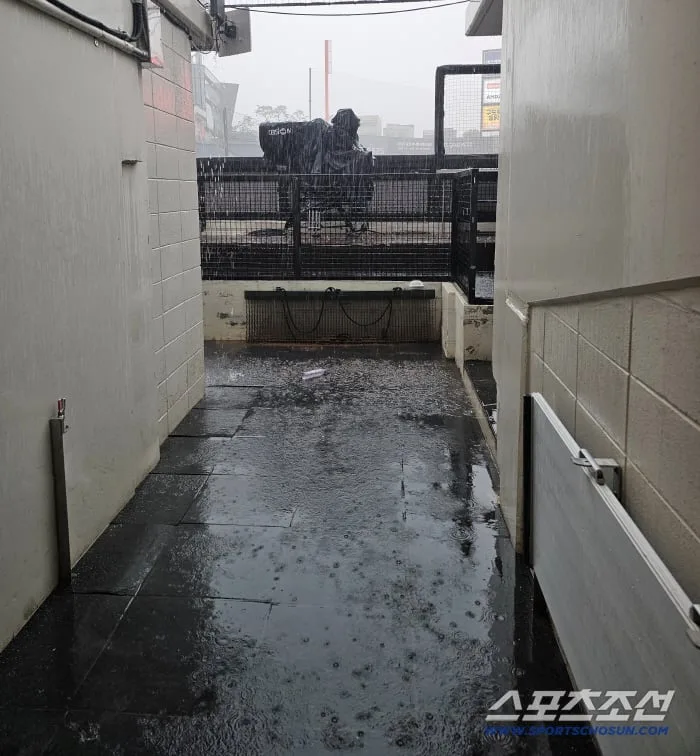 하늘이 원망스럽네! '9점차 뒤집고 6연패 탈출' 한화 기세, 날씨에 막혔다…폭우 쏟아지는 볼파크 → '우르릉 쾅' 천둥번개까지. 한화-LG전 우천 취소 [대전현장]