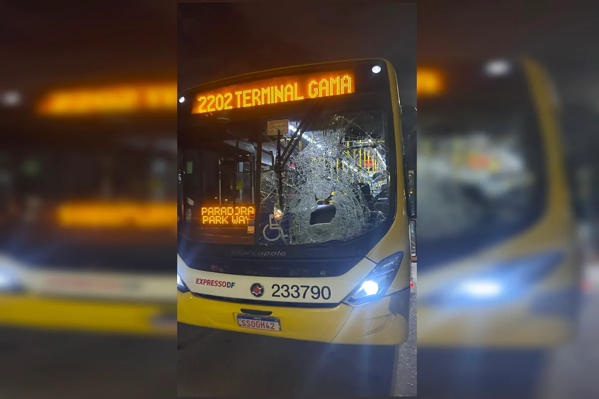 Pneu se desprende de carro, quebra vidro de BRT e motorista fica ferido