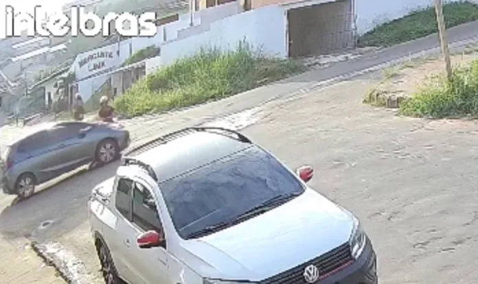 Carro atinge moto e condutor é arremessado para fora da via em Cruzeiro do Sul