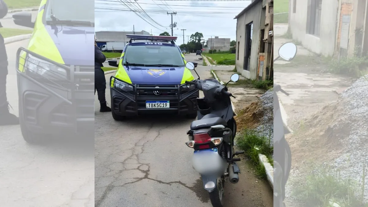 Mulher leva criança sem capacete na garupa de Biz e é flagrada sem CNH em SC