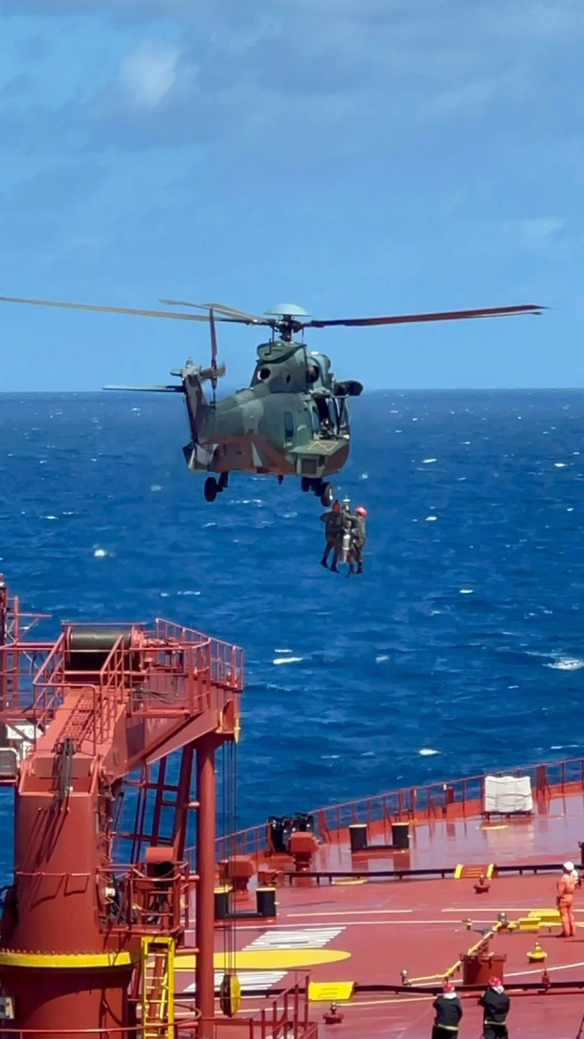 Após queda em navio, tripulante georgiano é resgatado a 130 km da costa de Natal