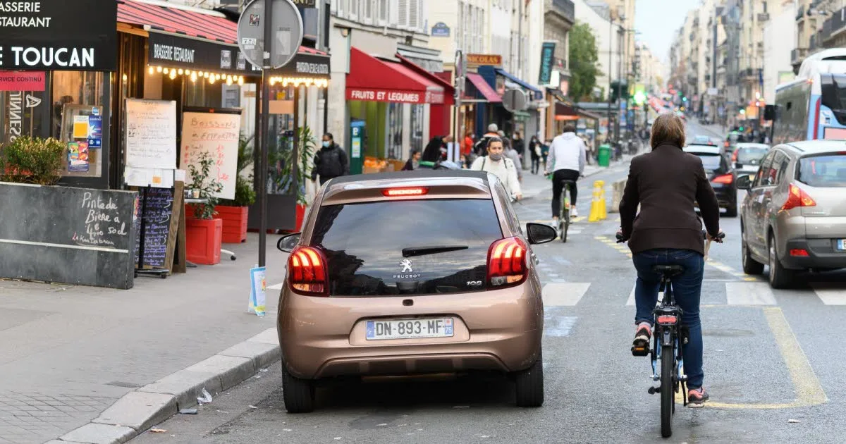 Paris. Le ton monte, un automobiliste poignarde un cycliste au cou et prend la fuite