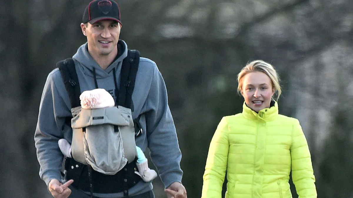 La hija de Hayden Panettiere comparece en el juzgado con su padre después de la trágica muerte de su madre