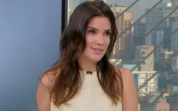 Sabina Simonato leva bronca da mãe ao vivo no “Bom Dia São Paulo” e motivo inusitado viraliza; assista Sabina Simonato leva bronca da mãe ao vivo durante o Bom Dia São Paulo e motivo surpreende (Foto: Reprodução/TV Globo)