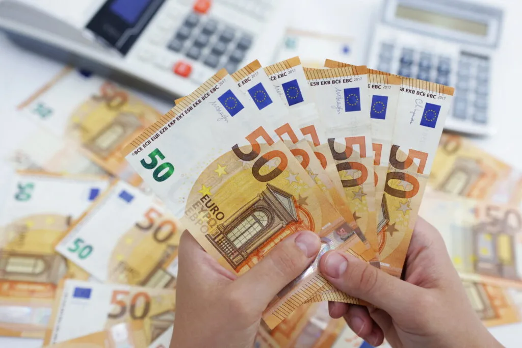 Euro sobe ligeiramente mas mantém-se no patamar dos 1,15 dólares