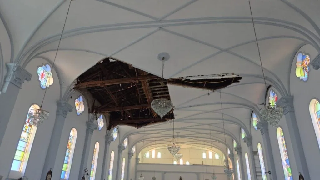 Forro de igreja histórica de Curitiba desaba e padre pede ajuda