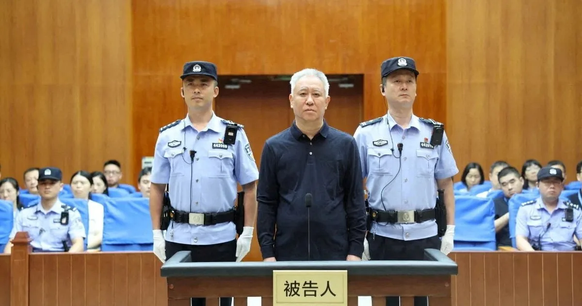 China condena a cadena perpetua al fundador del gigante inmobiliario Evergrande por un fraude millonario