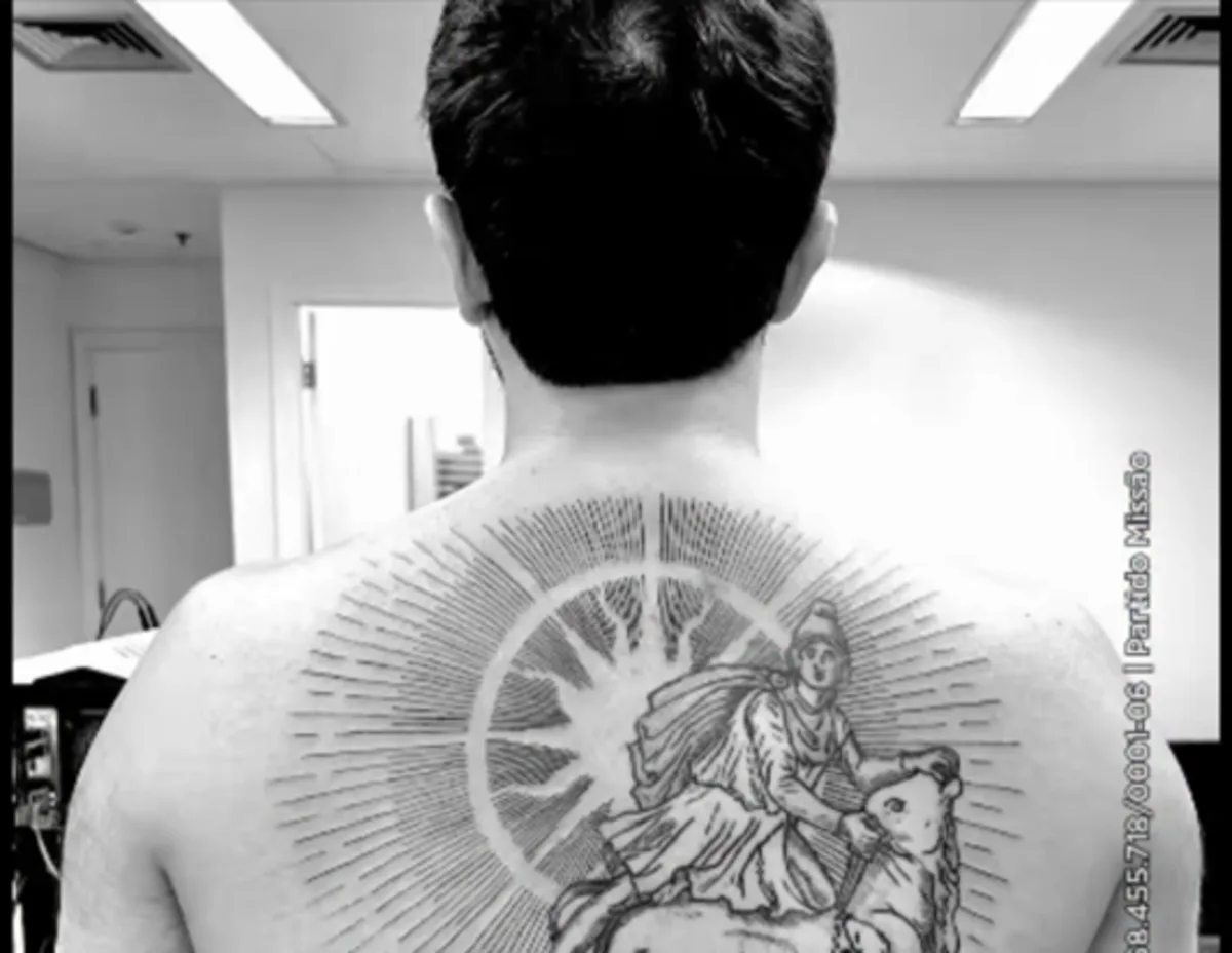 Crusoé: Renan Santos explica tatuagem e detalha sua fé cristã