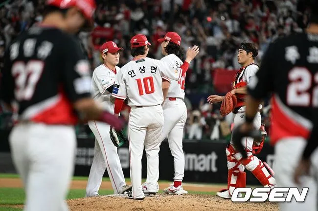 [사진]역전승 기뻐하는 SSG