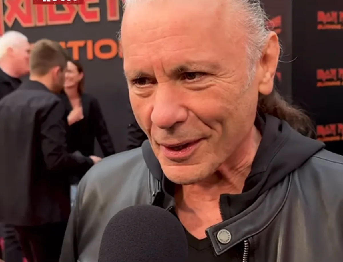 Bruce Dickinson se diverte com entrevistas antigas do Iron Maiden: “juventude inexperiente”