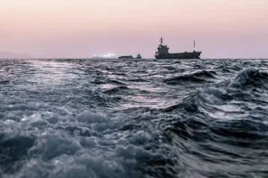 Petroleiro é atingido por projétil não identificado na costa de Omã