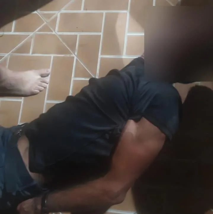Homem é preso após invadir residência, quebrar cerca elétrica e entrar em luta corporal com morador