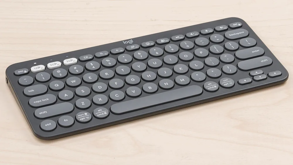 Teclado sem fio Logitech Pebble Keys 2 com 20% OFF vira aliado do setup prático, bonito e silencioso