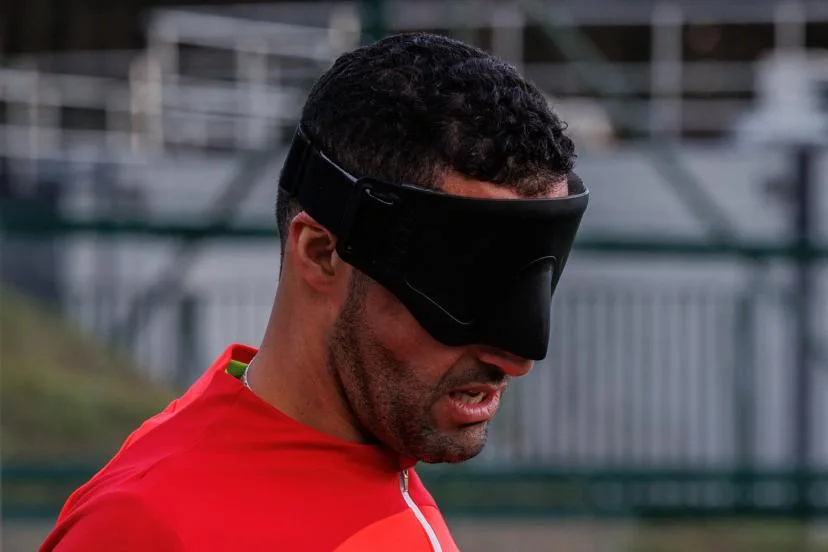 « Il sent le joueur avant même le ballon » : Hakim Arezki, le « rock » des Bleus à l'Euro de cécifoot