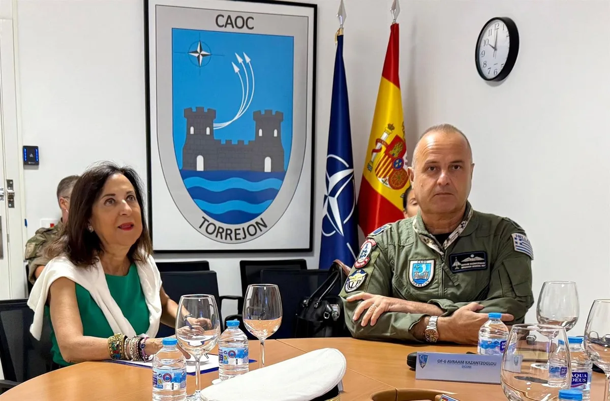 Robles agradece su labor al Centro de Operaciones Aéreas de OTAN, encargado de vigilar parte del espacio aéreo europeo