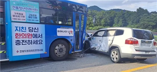남원서 시내버스·SUV 접촉 사고…6명 병원 이송