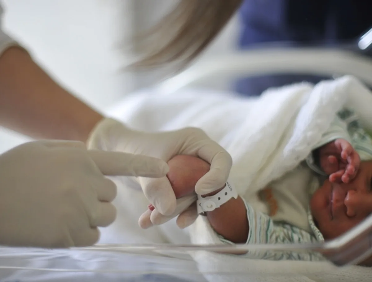 Pais que perderam bebê após parto induzido receberão R$ 300 mil