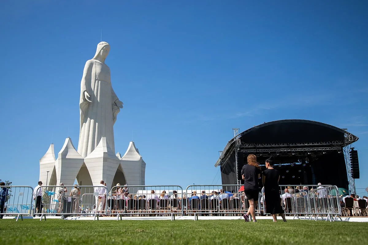 Aldeia polaca com menos de 150 habitantes passa a ter a maior estátua da Virgem Maria na Europa