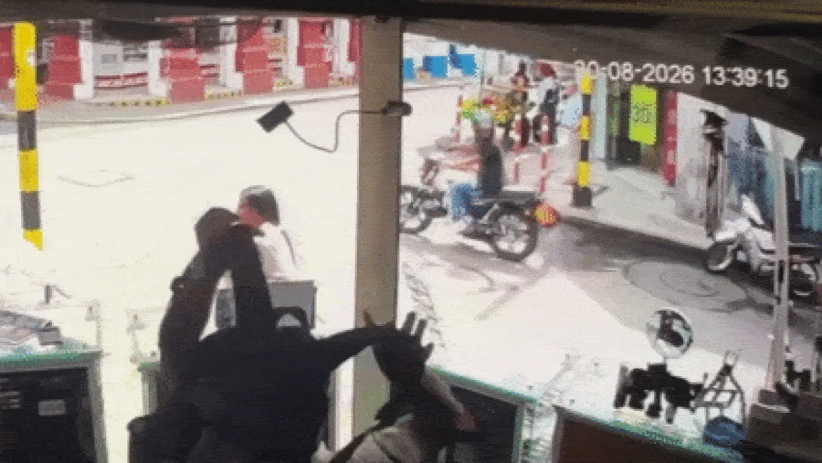 VÍDEO: Homem bate moto e vai parar dentro de ônibus na Colômbia