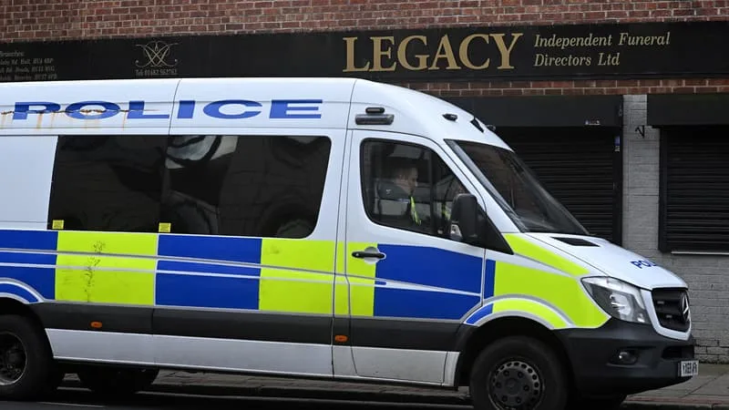 Une collision entre un véhicule à contresens et une voiture de police fait sept morts en Angleterre