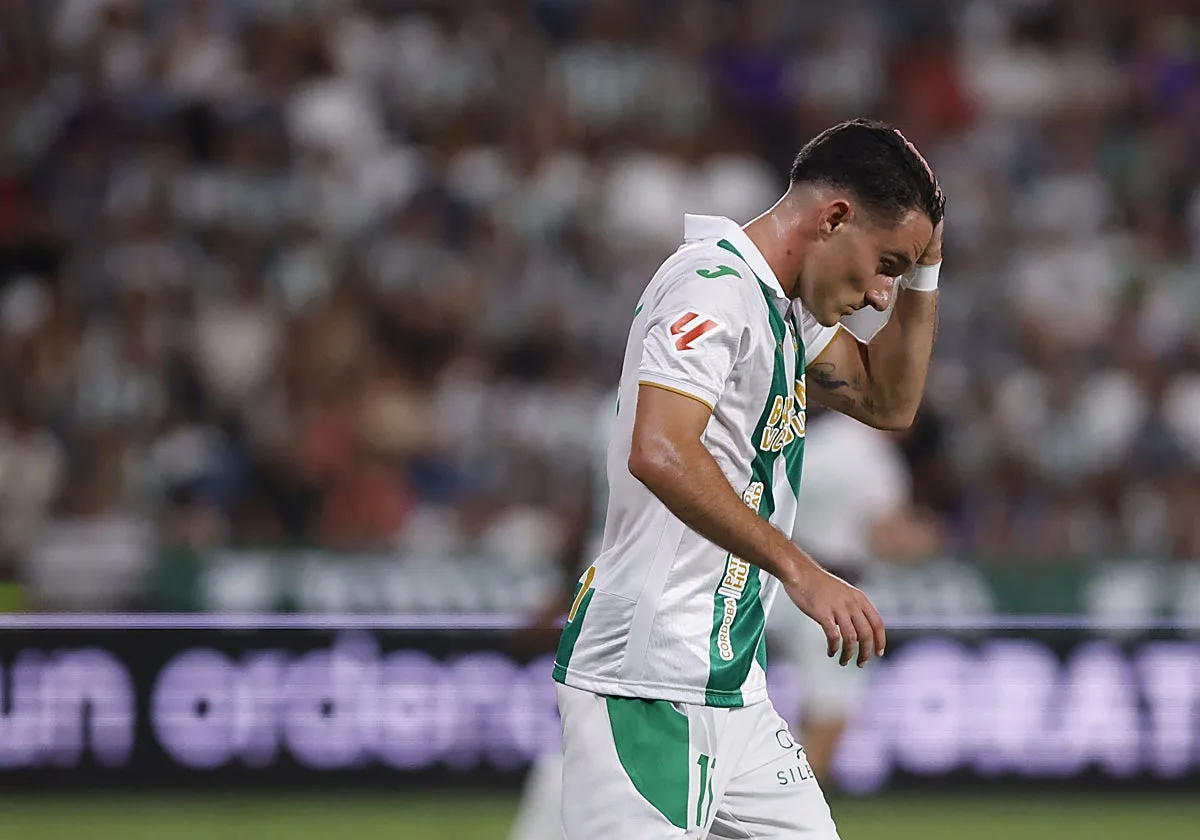 El Córdoba CF manda sin morder y el Almería castiga sus errores (0-2)