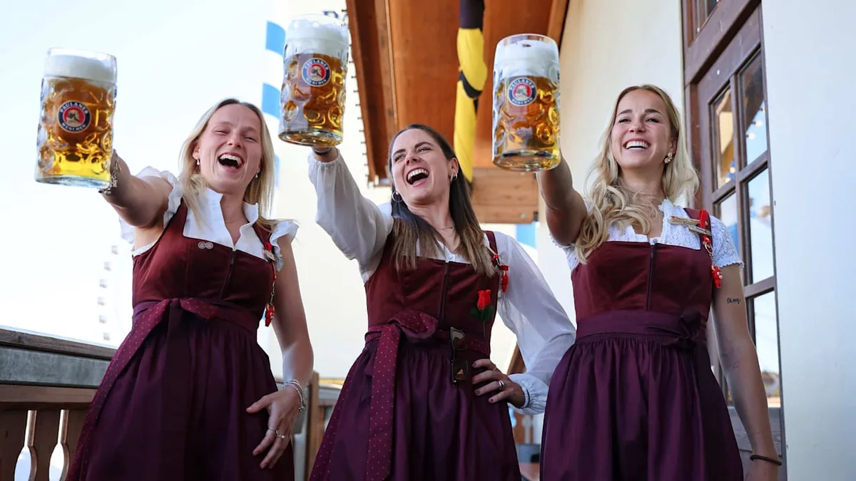 Bayern Frauen auf der Wiesn - Gwinn und Co nehmen Maß