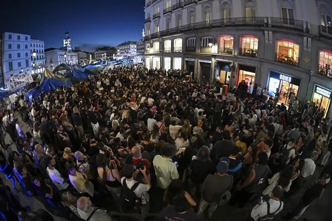 Los acampados en Sol deciden continuar con la protesta sin una fecha límite