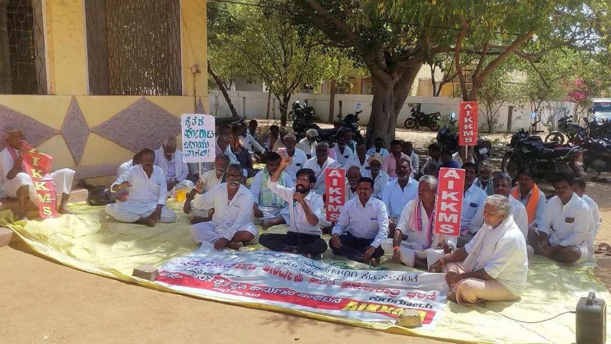 Farmers end indefinite stir in Kurugodu after officials assure water to D7 canal