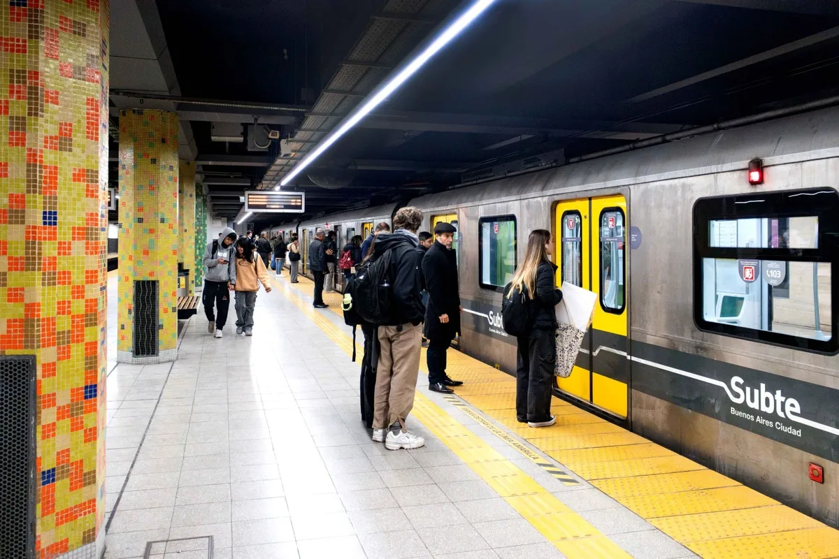 Denunció haber quedado atrapada entre el andén y el subte: una pericia midió la distancia del borde y la Justicia rechazó la demanda