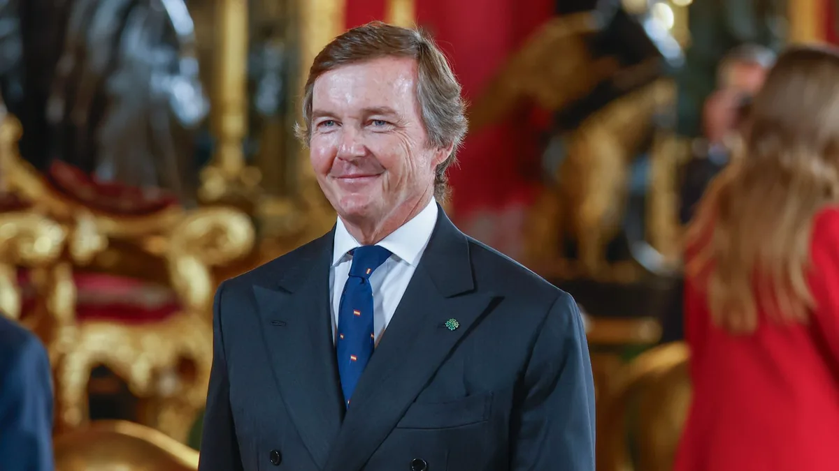 Pedro de Borbón-Dos Sicilias, primo de Felipe VI, entre los invitados al besamanos: su discreto saludo a la Familia Real
