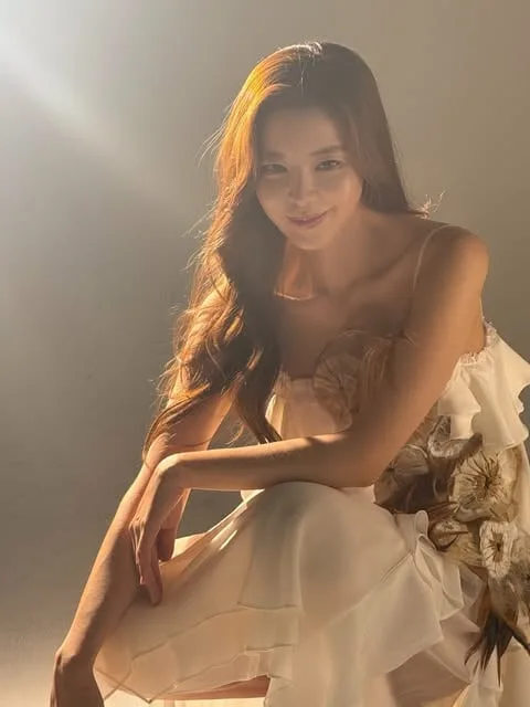 '46세' 김규리, 화보 촬영 중 포착된 완벽 쇄골 라인…나이를 거꾸로 먹는 '방부제 미모'