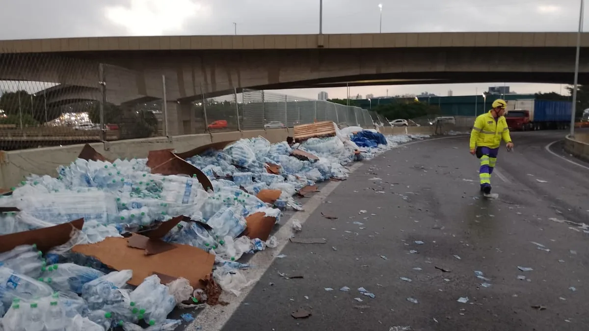 Carreta se envolve em acidente e espalha garrafas PET perto da Marginal Tietê, em SP