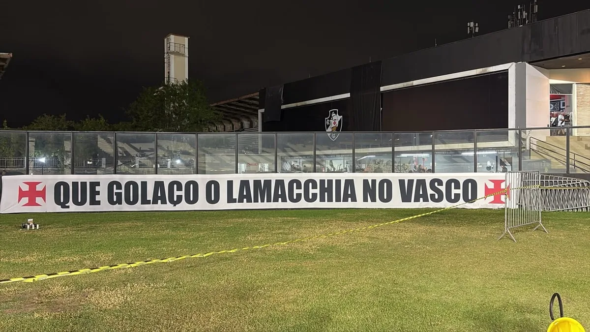 Torcida do Vasco exibe faixa para Marcos Lamacchia em São Januário antes de jogo contra o Vitória