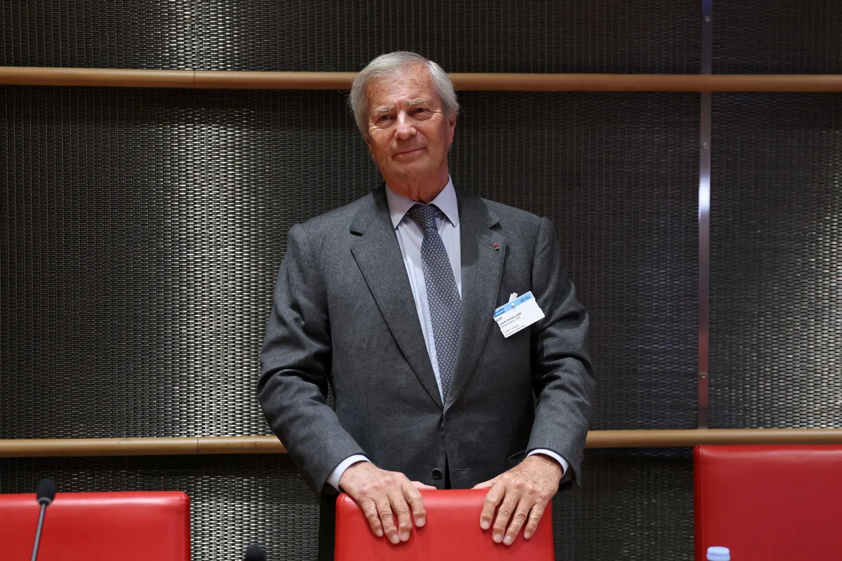 Entre les pro et les anti-Bolloré, la bataille des ventes de livres