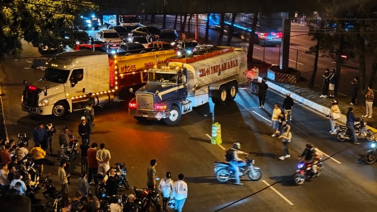 Atraviesan dos pipas y paralizan el tránsito en ruta clave de la Ciudad de Guatemala en protesta por el alza a los combustibles