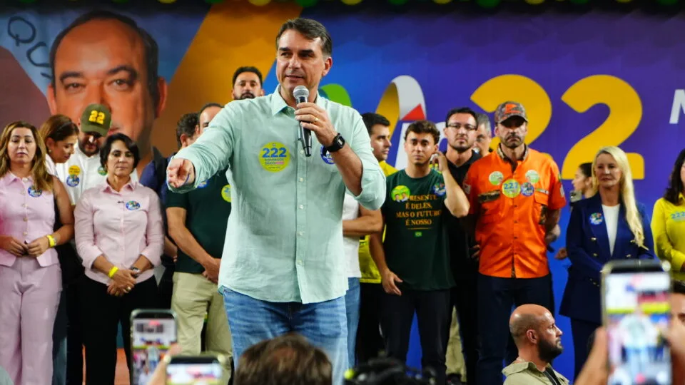 Flávio promete dobrar o número de presídios federais e adotar “padrão Bukele” contra criminosos
