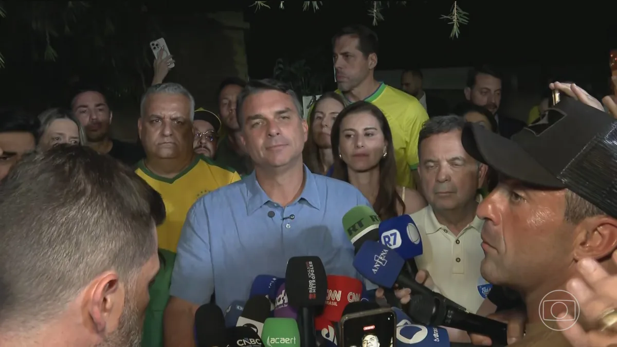 É #FAKE vídeo de Flávio Bolsonaro dizendo que, se eleito, vai cortar 13° e aposentadorias; fala foi manipulada com IA