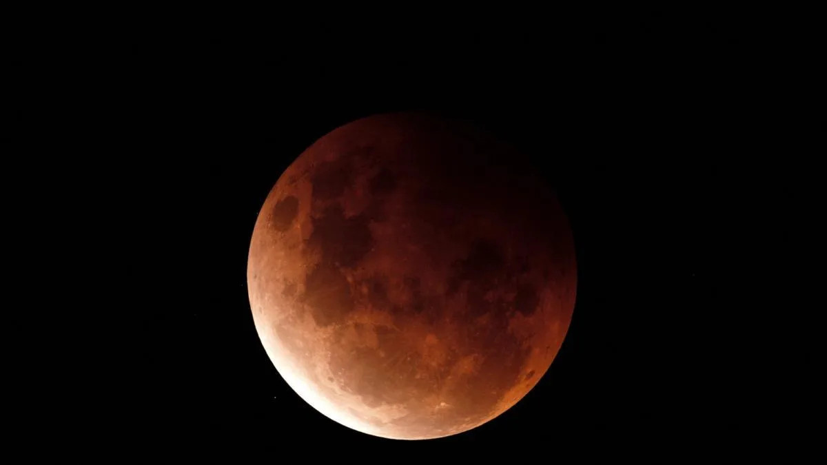 Dónde y cuándo ver la “Luna de sangre” durante el eclipse lunar del próximo viernes