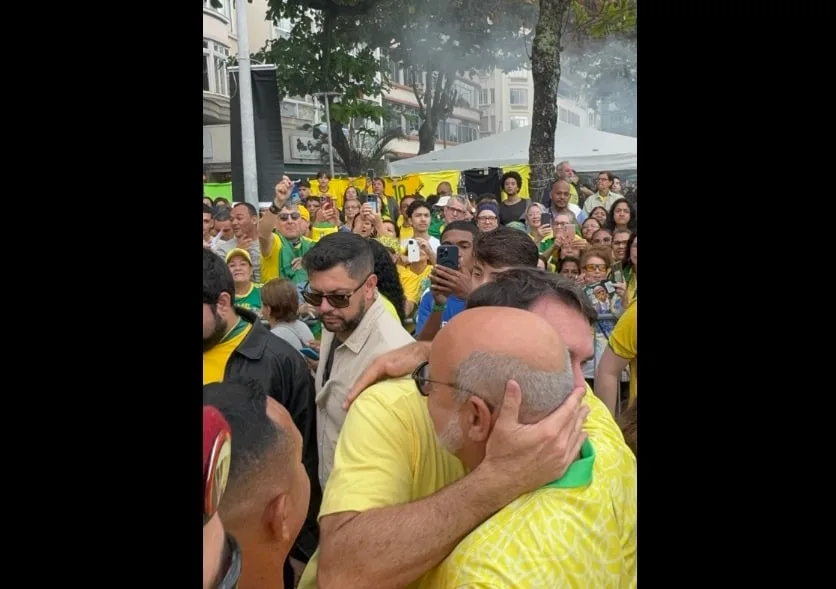 Queiroz abraça Flávio Bolsonaro em ato flopado em Copacabana e ressuscita escândalo das rachadinhas
