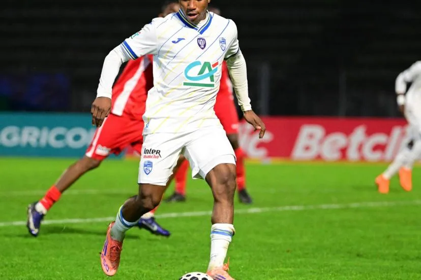 Mercato : le milieu défensif Dermane Karim s'engage avec l'Estac jusqu'en 2029