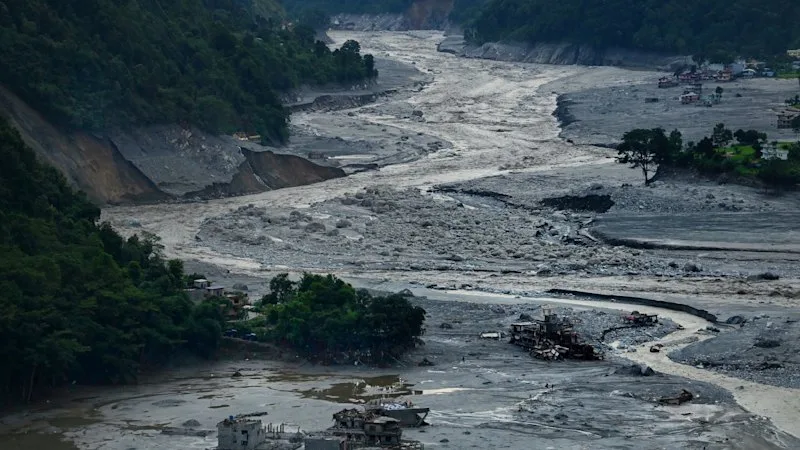Five Australians make contact, 38 unaccounted for as Nepal flood rescue operation continues