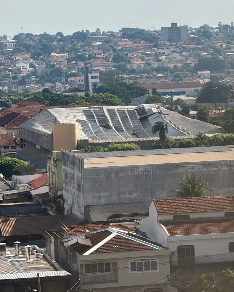 Telhado do Ginásio Auxiliadora desaba e acesso ao prédio é interditado