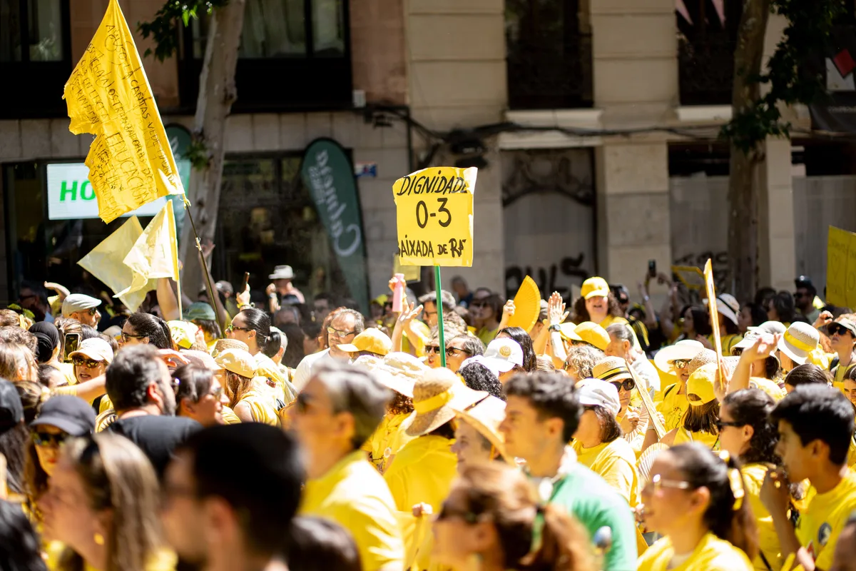 Los profesores y maestros madrileños se preparan para la huelga indefinida del sector educativo: así afectarán las protestas al funcionamiento de colegios e institutos