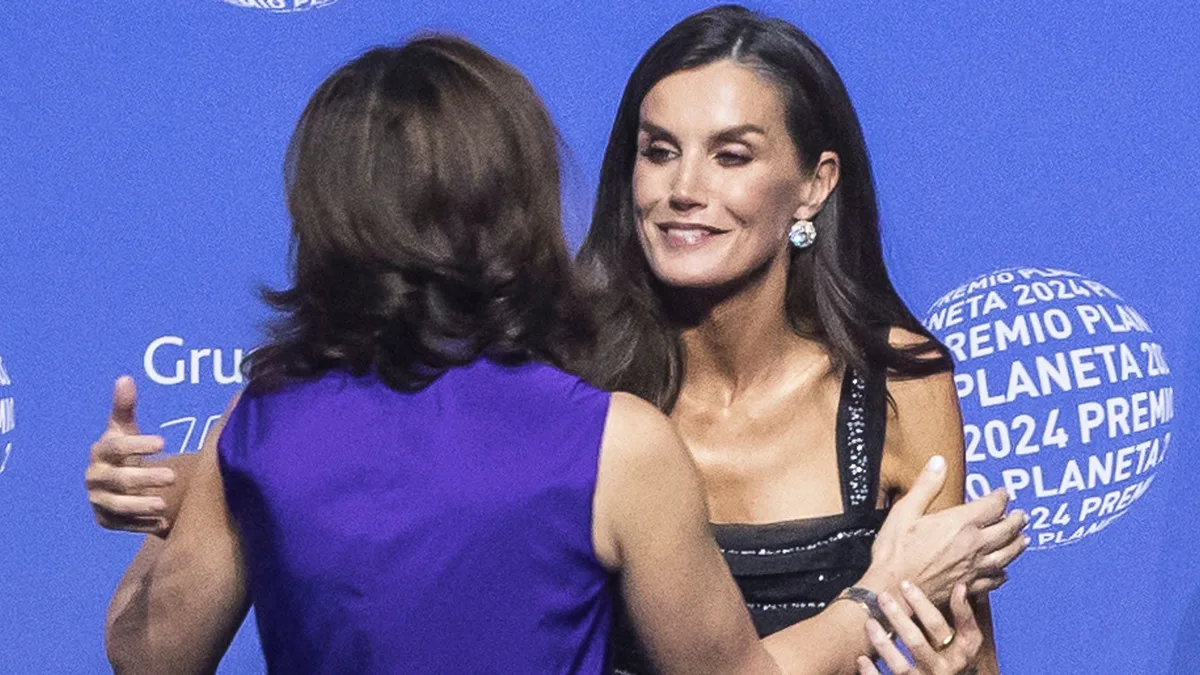La reina Letizia sorprende con un emotivo abrazo a Isabel Allende en una noche histórica: los otros premios que ha entregado en los Planeta