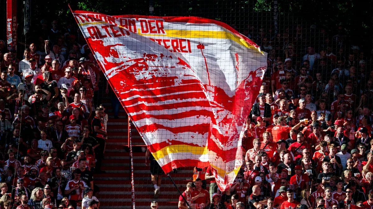 Fußballfans im Stadion: Mit Gebrüll warten