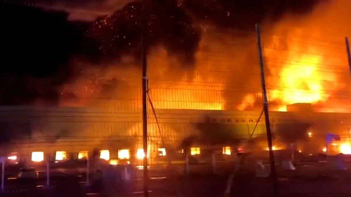 Flammen-Inferno in Putins Geburtsstadt - Lagerhallen-Brand in Sankt Petersburg