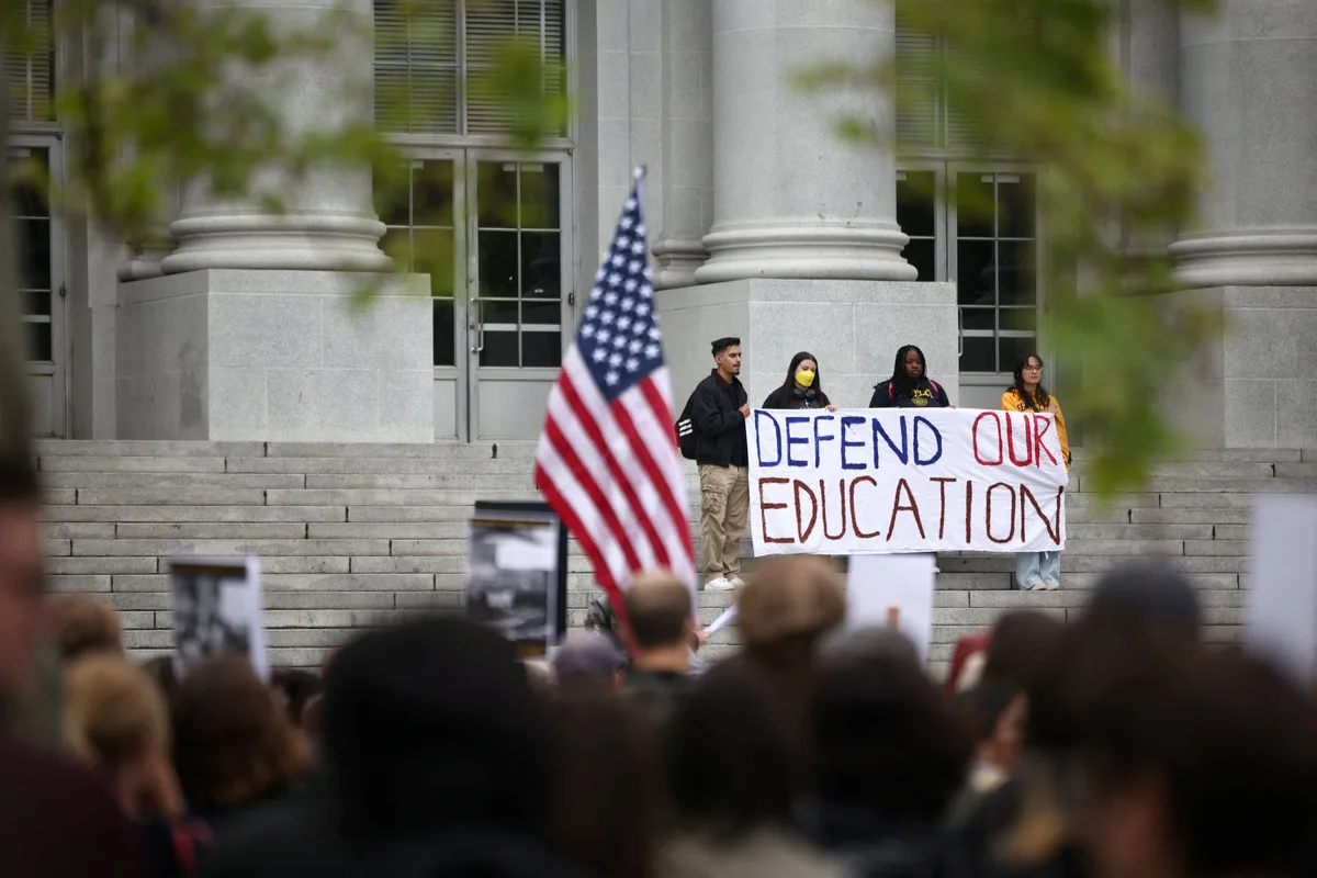California busca ampliar los títulos universitarios en community colleges: más acceso y menos costo para estudiantes locales