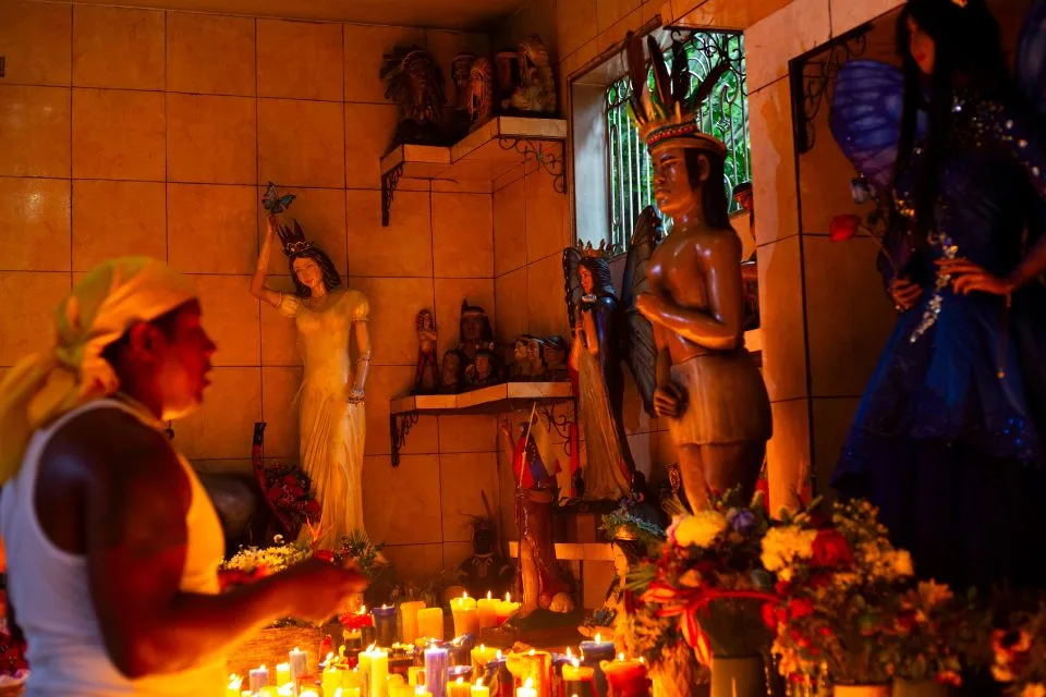 Mariposas azules y rituales de candela: prueba de fe del culto nacional a María Lionza