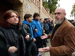 "Es geht hier um die Opfer": Rechtsextremer AfD-Politiker Tillschneider wird bei Halle-Gedenken blockiert